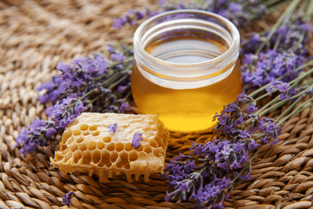 Verre de miel, de peigne de miel et de fleurs de lavande