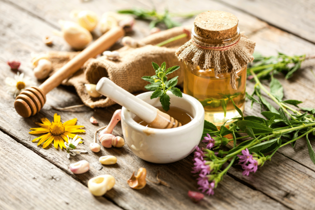 Miel et fleurs sauvages avec mortier sur fond en bois